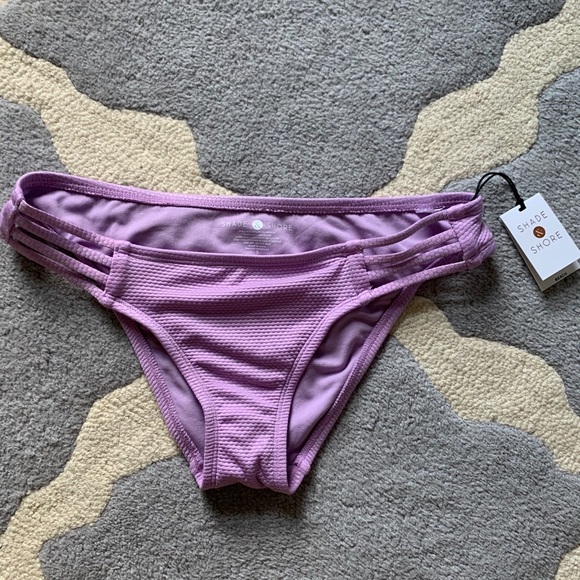 Bikini - Picture 3 of 10